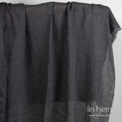 Mørkegrått linstoff i gjennomsiktige ruter, vasket