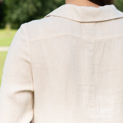 Farge: vevd hvitt og brunt (beige) garn