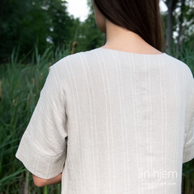 Mønster: vertikale hvite mønstrete striper på grå bakgrunn