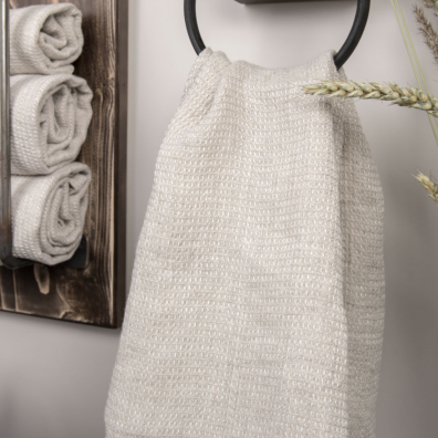 PURO lysegrå håndkle vevd av naturfarge og hvitt garn med vaffelruter