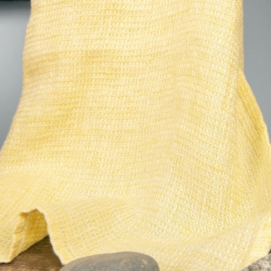 Gult lin håndkle er vevd av lysegult og hvitt garn med vaffelruter