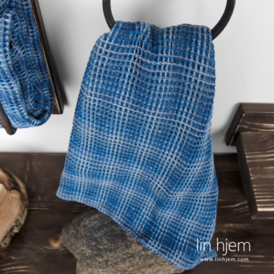 Farge: flere nyanser av blått, grått og akvamarin