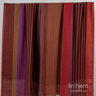 Farge: vevd av svart, brunt, lysegrønt, lilla, grå, rødt og blått garn