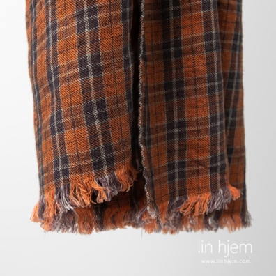 Farge: flere nyanser av grått, mørk oransje, mørk brun og svart