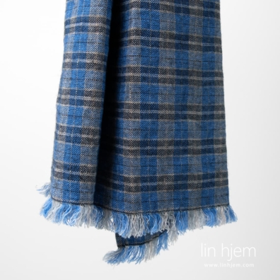 Farge: flere nyanser av grått, blått, mørkeblått og svart