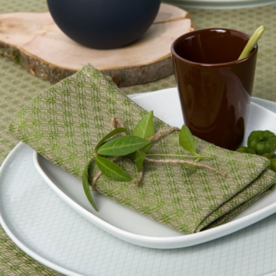 Halvlin serviett med romber og blomster vevd av grått og grønt garn