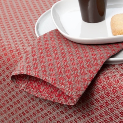 Halvlin serviett med romber og blomster vevd av grått og rød garn