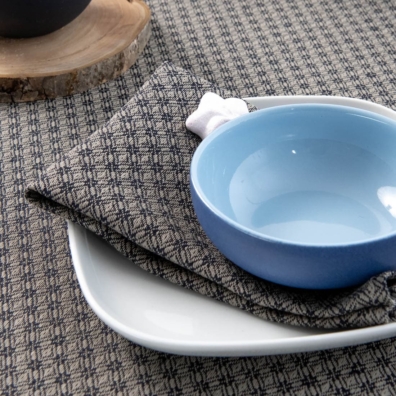 Halvlin serviett med romber og blomster vevd av grått og mørkeblå garn