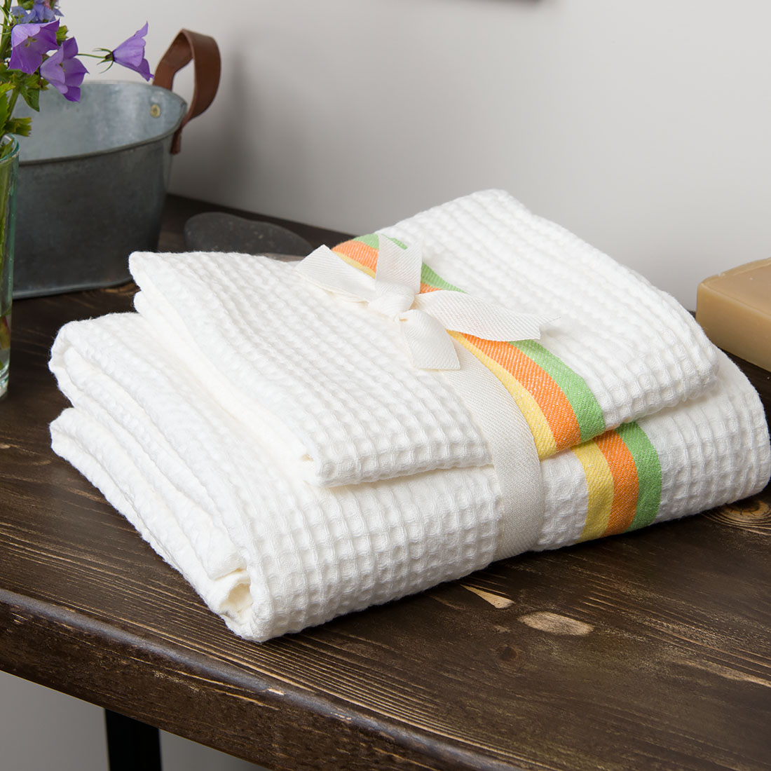 BERGAMO hvitt halvlin håndkle med med en gul, grønn og oransje stripe rundt kantene