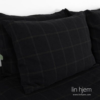 BOSKA putetrekk i lin-bomull svart-mørkegrønn rutete laget med klaff lukking.