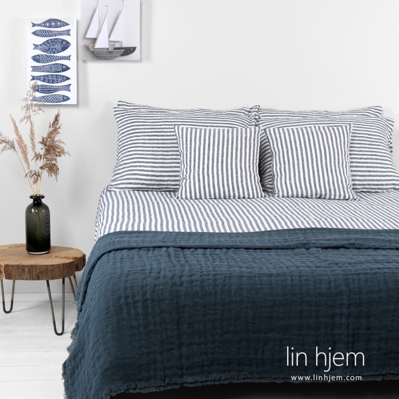 MALAGA lin sengesett m&oslash;rkebl&aring;tt - hvitstripet og bl&aring;tt pledd TALISMAN