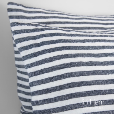 Sengetøy laget av blå-hvitstripete 100% linstoff