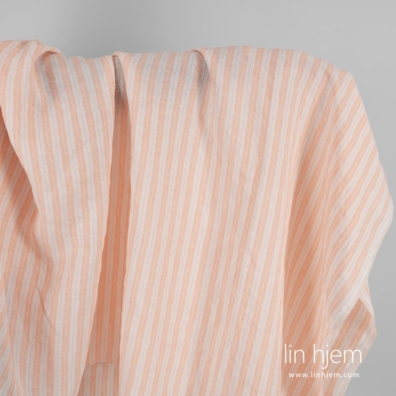 Linstoff med ferskenstriper vasket