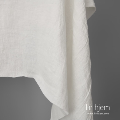 Bredt hvitt linstoff, spesialvasket for sin mykhet og skånsomhet