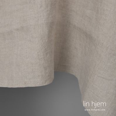 Bredt naturgrå linstoff, vasket, passer til å sy klær og hjemmetekstiler