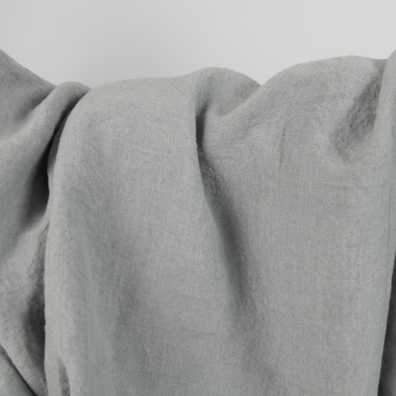 Bredt blågrå linstoff vasket for å sy klær og hjemmetekstiler