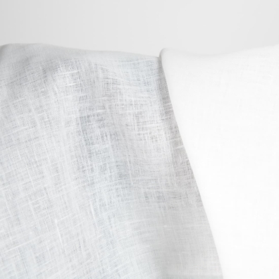 Bredt hvitt linstoff for å sy klær og hjemmetekstiler