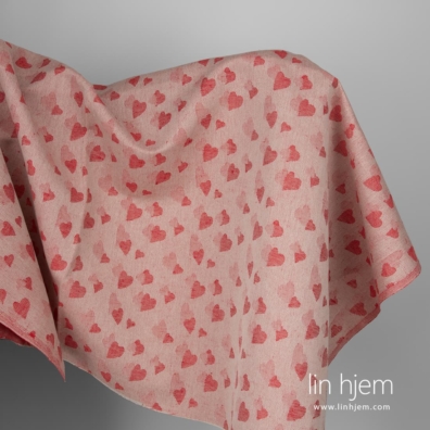 Rødt halvlinstoff med små hjerter