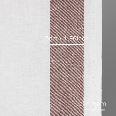 Linbomull optisk hvitt stoff med brune striper, 50cm bredt