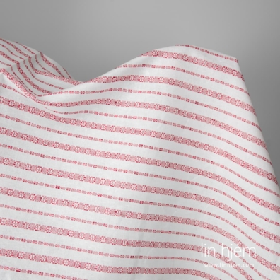 Hvitt halvlinstoff i røde mønstrede striper