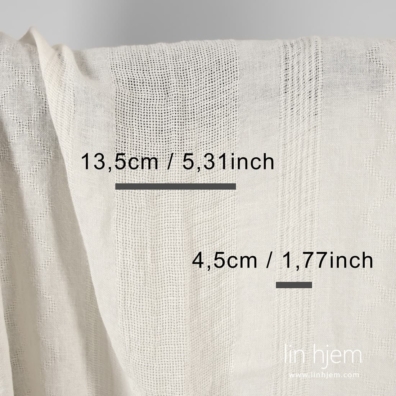 Melkehvit linstoff med sjeldne striper og diamanter