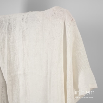 Melkehvit linstoff med sjeldne striper og romber passer til å sy klær og hjemmetekstiler