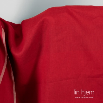 Linstoff rødt med striper for å sy klær og hjemmetekstiler