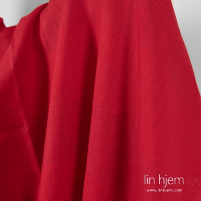 Rødt linstoff med horisontale 10 cm brede striper