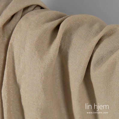 Linstoff vevd av mørk beige lin og sølv polyestergarn