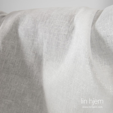 Linstoff vevd av melkehvitt (gulhvitt) lin og sølv polyestergarn