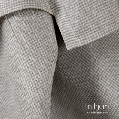 Linstoff med houndstooth-mønster i melkehvitt og naturgrått garn