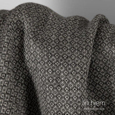 Lett linstoff med mønstrede svarte og grå diamanter