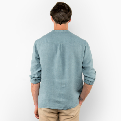 Detaljer: smal krage, kort knappebånd foran, justerbar ermelengde