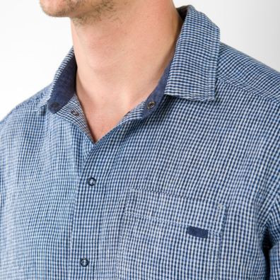 Farge: flere nyanser av blått, hvitt