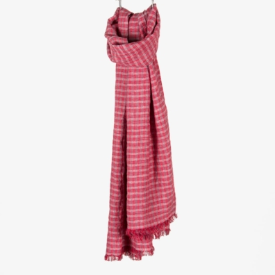 Rutete linsjal er vevd av rødt, hvitt, blågrått garn