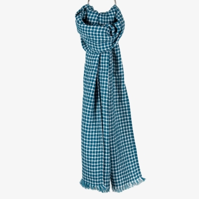 Rutete linsjal vevd av melkehvitt og mørkt turkis garn