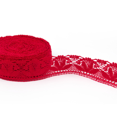 Blonde i lin rød med blomstermønster