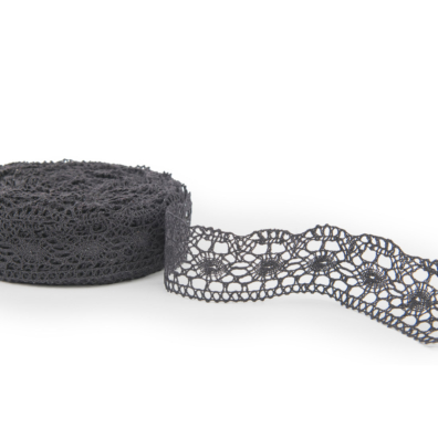 Blonde i lin mørk grå med spindelvevmønster 5,5cm bred