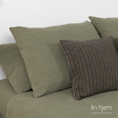 Sengetøy laget av grønngrått linstoff