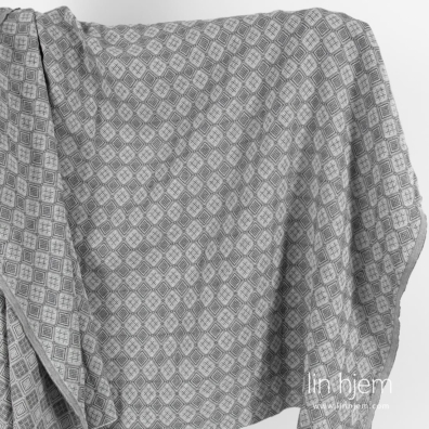 Grått halvlin stoff med romber vasket