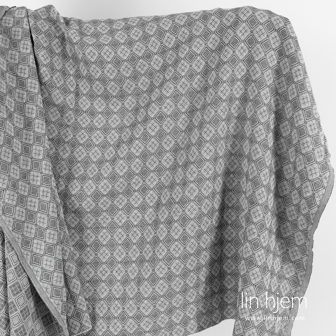 Grått halvlin stoff med romber vasket