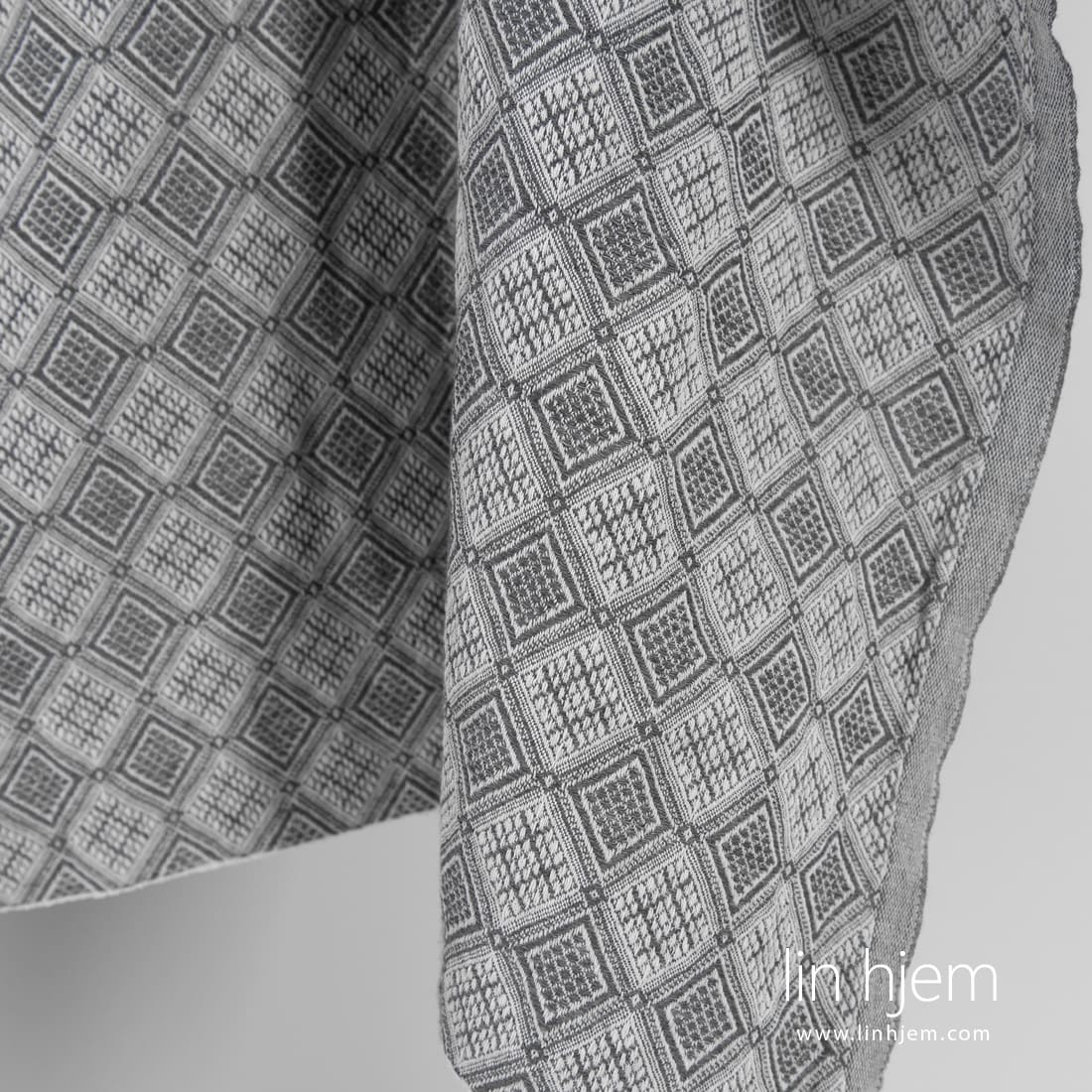Grått halvlin stoff med romber vasket passer til å sy klær og hjemmetekstiler