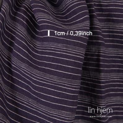 Stripete linstoff vevd av mørk koboltblått og hvitt garn