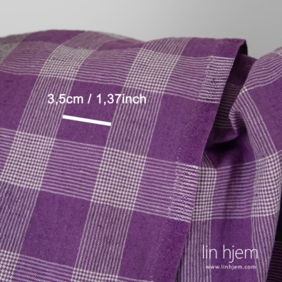 Linbomullsstoff rutete vevd av lilla og vaniljefarget (gulaktig) garn