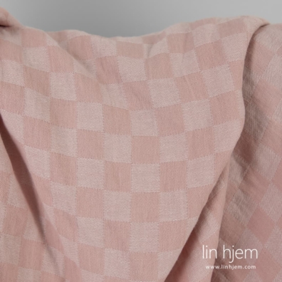 Halvlin stoff rosa rutete vasket passer til å sy klær og hjemmetekstiler