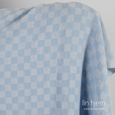 Halvlin stoff blåaktig rutete vasket passer til å sy klær og hjemmetekstiler