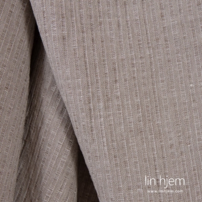 Linbomullsstoff stripete vevd av mørk beige (gråbrunt) og melkehvitt (gulhvitt) garn