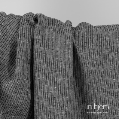 Halvlin stoff med sorte striper vasket