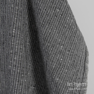 Linbomullsstoff stripete vevd av sort og melkehvitt (gulhvitt) garn