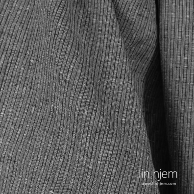 Halvlin stoff med sorte striper vasket passer til å sy klær og hjemmetekstiler